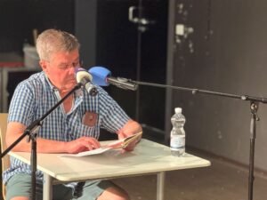 En Brigand beim Vortrag